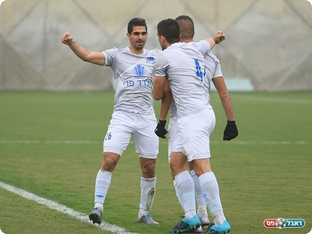 שחקני שעריים חוגגים ניצחון יקר (רונלדי ברנשטיין)